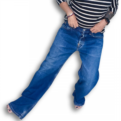 MENS LEVIS 902 BACK CINCH JEANS // Button fly and rivet details. Size 33 waist 32 length.