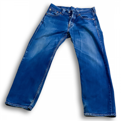 MENS LEVIS 902 BACK CINCH JEANS // Button fly and rivet details. Size 33 waist 32 length.